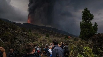 Kanarya Adaları'nda yüzlerce evi püskürtü altında bırakan yanardağdaki alevli patlamalar sürüyor