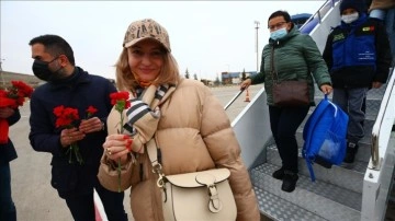 Kapadokya Havalimanı'na gelen Moldovalı turistler karanfille karşılandı