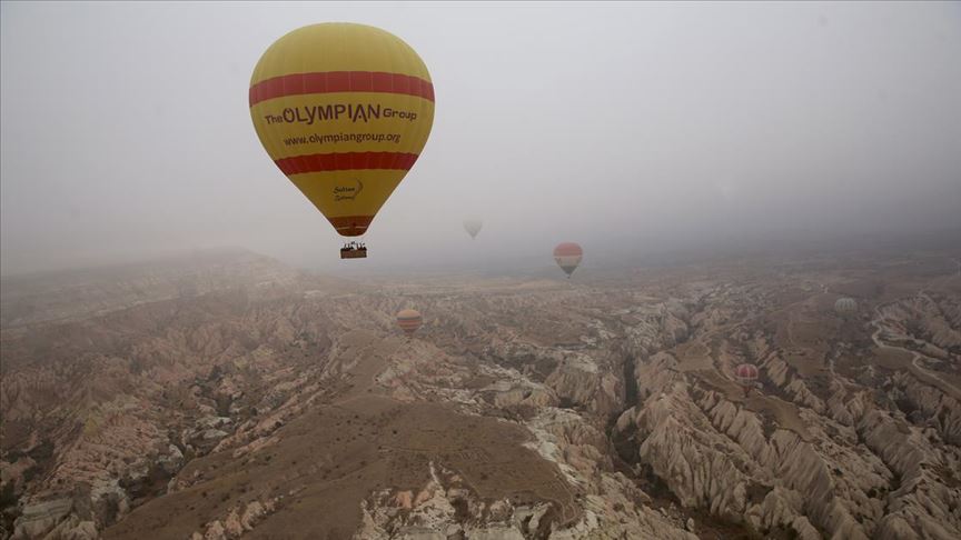Kapadokya’da balonlar ’sis denizi’nde uçtu
