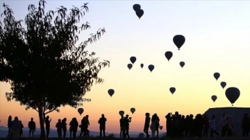 Kapadokya'da balonları izlemek isteyen turistler tepelere akın ediyor