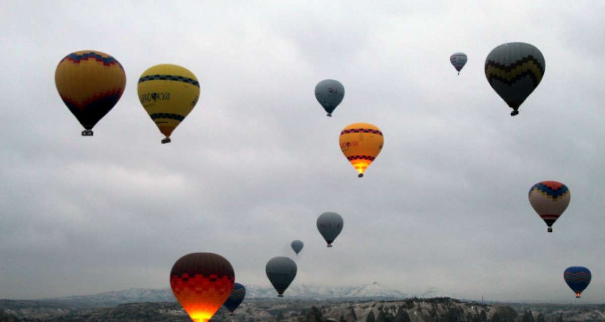 Kapadokya'da gökyüzü balonlarla buluştu