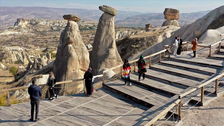Kapadokya’nın simgelerinden ’Üç Güzeller’ turist akınına uğruyor