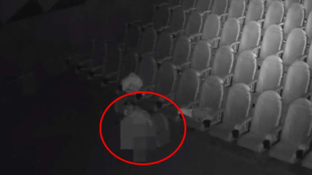 Kapalı olan sinema salonuna gizlice sızıp cinsel ilişkiye giren gençler kameraya yakalandı
