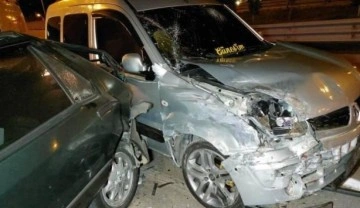 Kapısı açılan otomobil kazaya sebep oldu: 7 yaralı