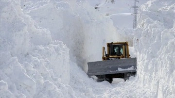 'Kar kaplanları' 10 metrelik karla mücadele ediyor