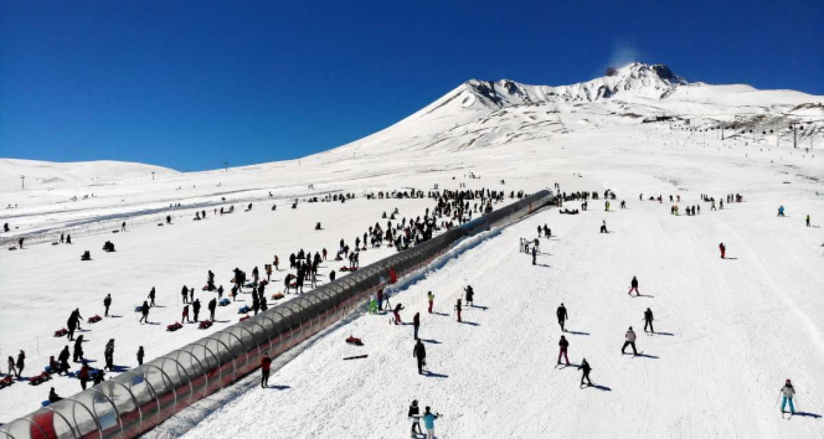 Kar yağdı tatilciler Erciyes'e akın etti