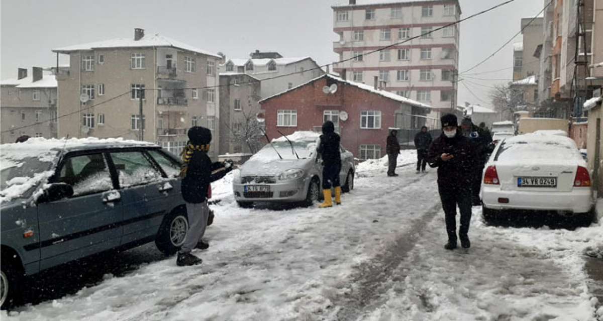 Kar yağınca kısıtlamayı unutan vatandaşlar, karın keyfini çıkardı