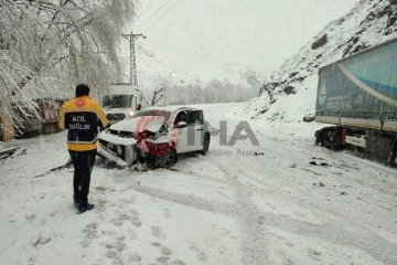 Kar yağışı kazaya neden oldu, iki ara&ccedil; &ccedil;arpıştı: 2 yaralı