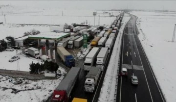 Kar yağışı sebebiyle trafiğe kapanan Aksaray-Konya yolu açıldı!