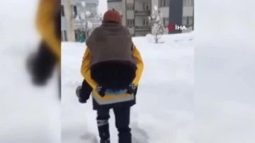 Kar yolları kapadı, sağlık görevlisi hastayı sırtında taşıdı