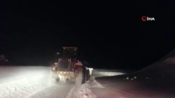 Kar yolları kapattı, ekipler yaşlı hasta için seferber oldu