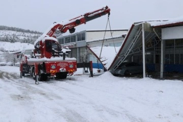 Karabük’te kar ağırlığını kaldıramayan çatılar çöktü