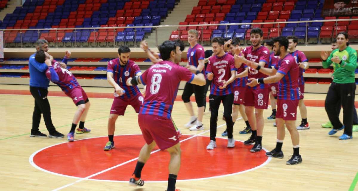 Karadeniz ekibi Erkekler Hentbol Süper Ligi'ne yükselmeyi kolbastı ile kutladı