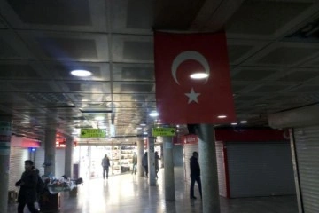 Karaköy Yeraltı Çarşısı’nda Türk bayrağına saldıranlara esnaftan dayak