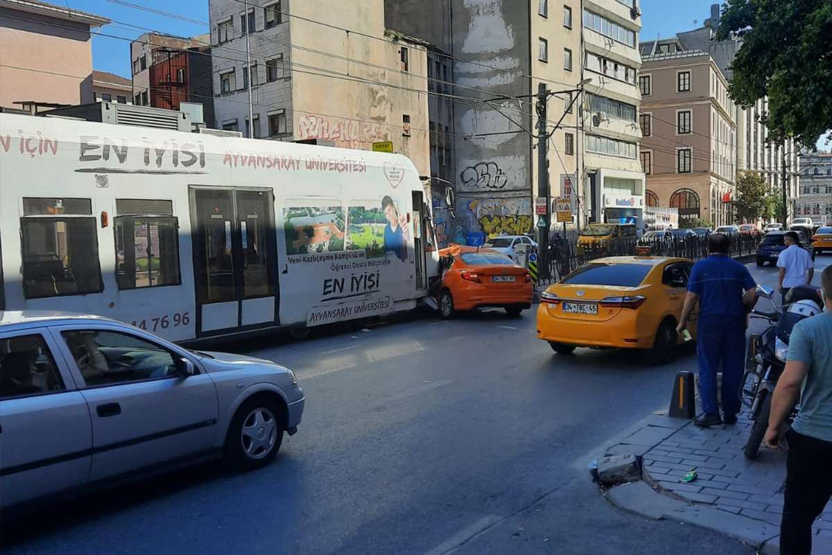 Karaköy'de tramvay taksiye çarptı: 1 yaralı