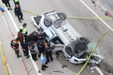 Karaman&rsquo;da hafif ticari ara&ccedil; alt ge&ccedil;ide d&uuml;şt&uuml;: 2 &ouml;l&uuml;, 1 yaralı