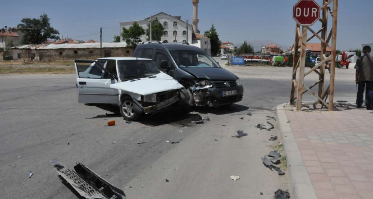 Karaman'da hafif ticari araç ile otomobil çarpıştı: 3 yaralı