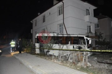 Karaman’da kamyonet ile çarpışan işçi midibüsü binaya çarparak durabildi: 12 yaralı