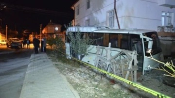 Karaman'da kamyonet ile işçi servisinin çarpıştığı kazada 12 kişi yaralandı