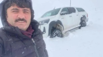 Karda mahsur kalan belediye başkanı, vatandaşı kardan kurtarmaya gidiyormuş!