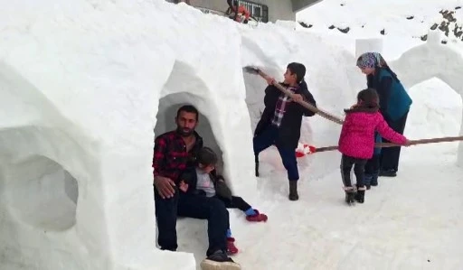 Kardan evler ve oyun alanı yaptı