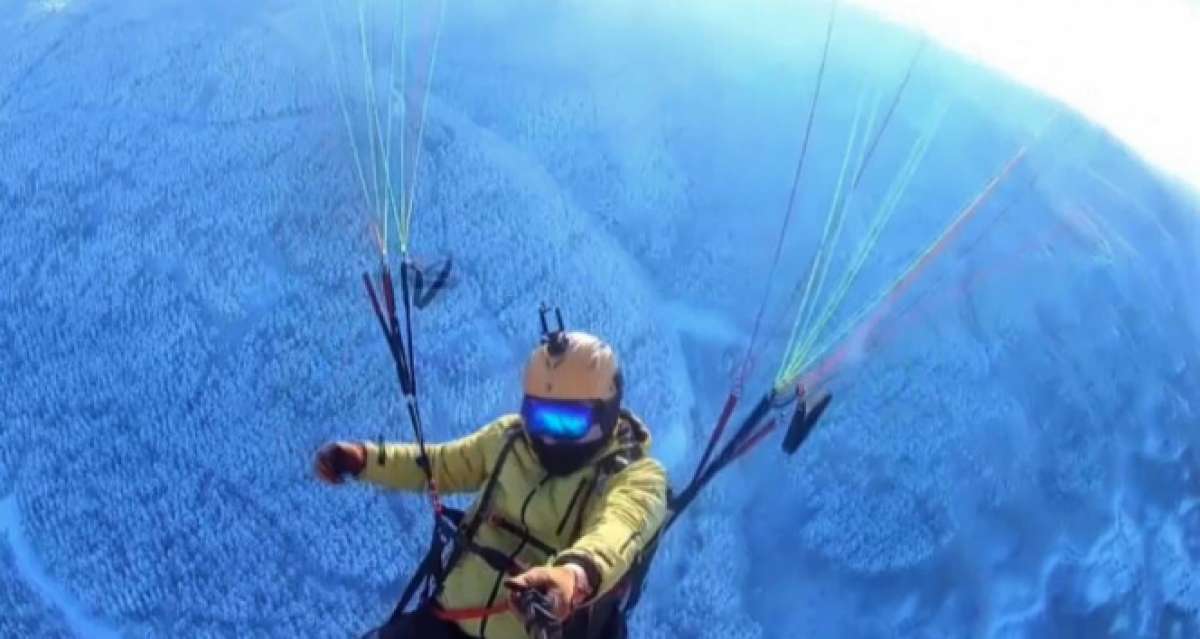 Karlı havada yamaç paraşütü keyfi