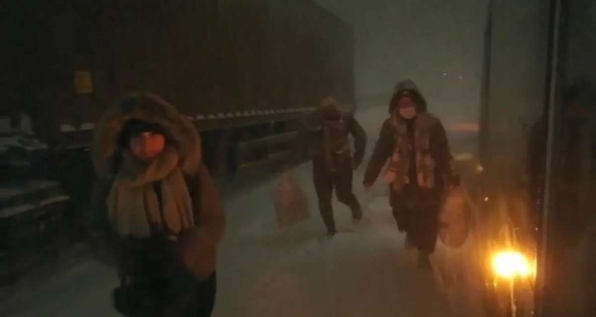 Karlı yolda kalan vatandaşların yardımına halk otobüsü koştu