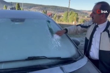 Kars eksi 8’i gördü, araçların camları buz tuttu