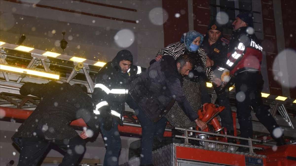 Kars'ta 6 katlı binada çıkan yangında dumandan etkilenen 41 kişi hastaneye kaldırıldı