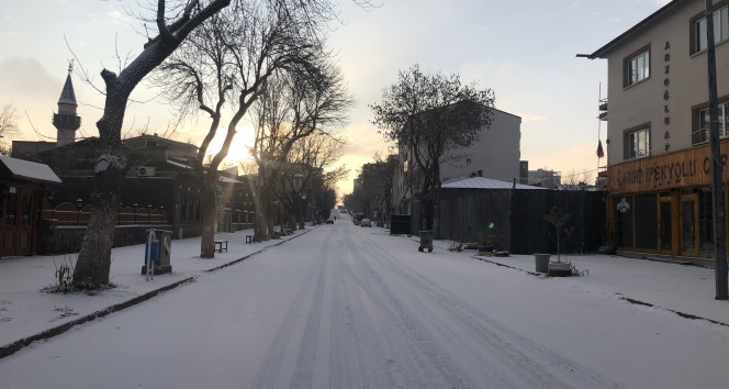 Kars'ta beyaza bürünen sokaklarda Covid-19 sessizliği