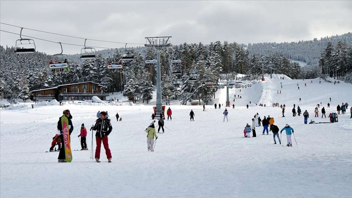 Kars'ta etkili olan kar Cıbıltepe'de kayak sezonunu uzattı