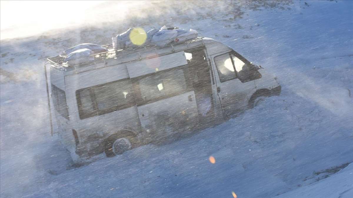 Kars'ta tipide mahsur kalan araçlardaki 30 kişi kurtarıldı