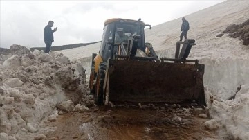 Kars'ta yayla yollarında karla mücadele çalışması sürüyor