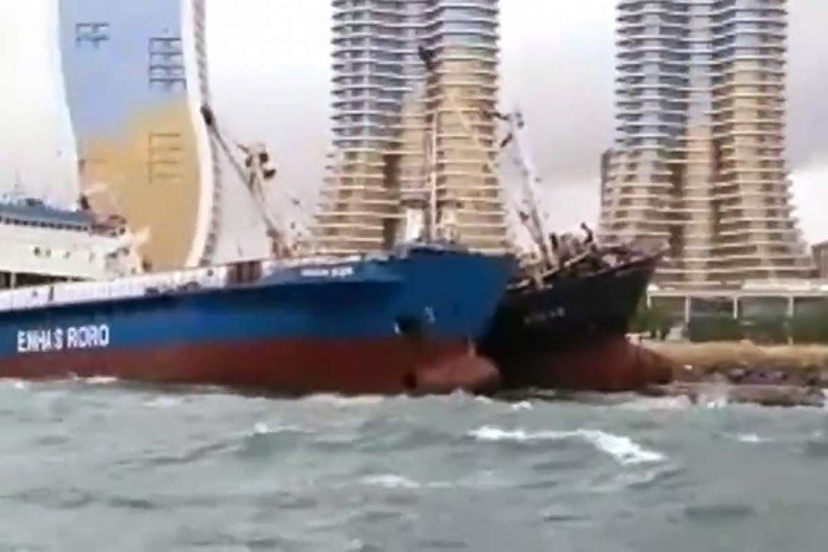 Kartal Sahili'nde halatı kopan gemi başka bir gemiye yaslandı