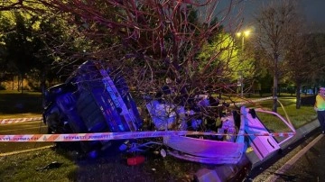 Kartal’da ağaca çarpan araç ikiye bölündü: Ölü ve yaralı var!