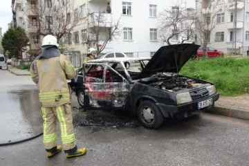 Kartal'da park halindeki ara&ccedil; alevlere teslim oldu