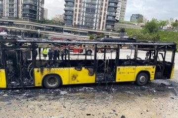 Kartal’da park halindeki İETT otobüsü alev alev yandı