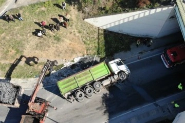 Kartal’da virajı alamayan hurda yüklü kamyon alt geçitte devrildi