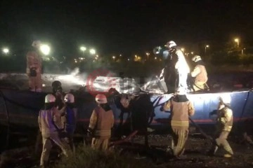 Kartal’da yanan balıkçı teknesini itfaiye ekipleri söndürdü