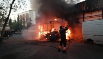 Kartal'da yolcu minibüsü alev alev yandı