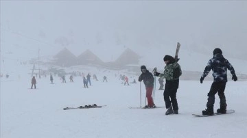 Kartalkaya Kayak Merkezi'nde kar etkili oluyor