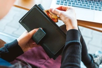 Kartlı &ouml;demeler y&uuml;zde 117 b&uuml;y&uuml;yerek yıllık 3,7 trilyon TL&rsquo;ye ulaştı