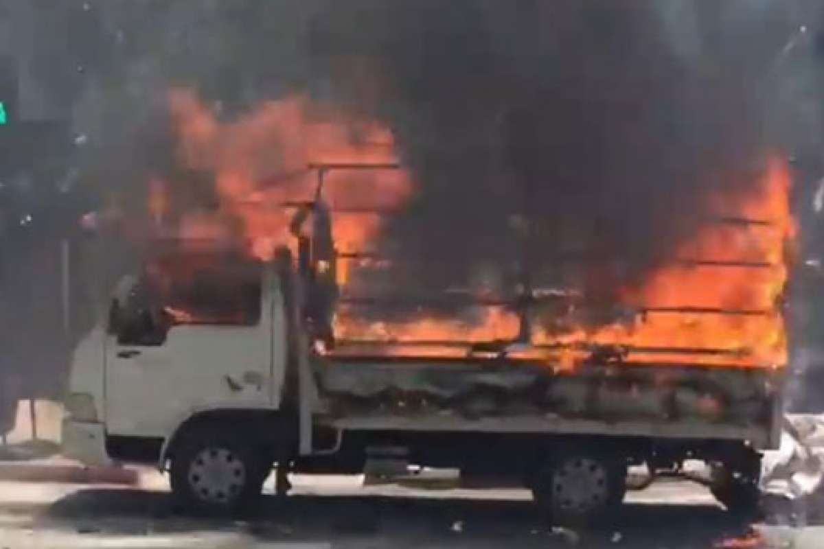 Karton yüklü kamyonet seyir halindeyken alev alev yandı