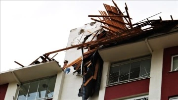 Kastamonu'da fırtına nedeniyle bazı binaların çatısı uçtu, 1 otomobil hasar gördü