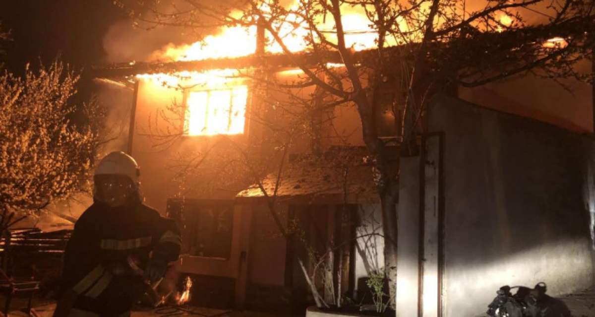 Kastamonu'da geceyi aydınlatan yangın: 4 ev alevlere teslim oldu