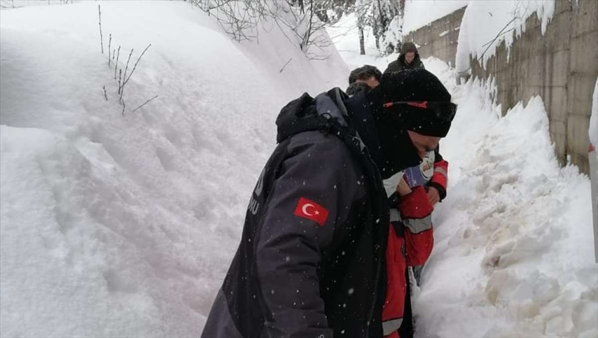 Kastamonu'da kar nedeniyle köyde mahsur kalan hamile kadın ve 55 günlük bebek kurtarıldı