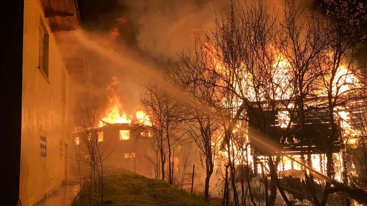 Kastamonu'nun Pınarbaşı ilçesinde çıkan yangın 3 eve sıçradı
