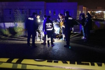 Kavgada otomobilinin arka koltuğunda defalarca bı&ccedil;aklanan şahıs &ouml;ld&uuml;