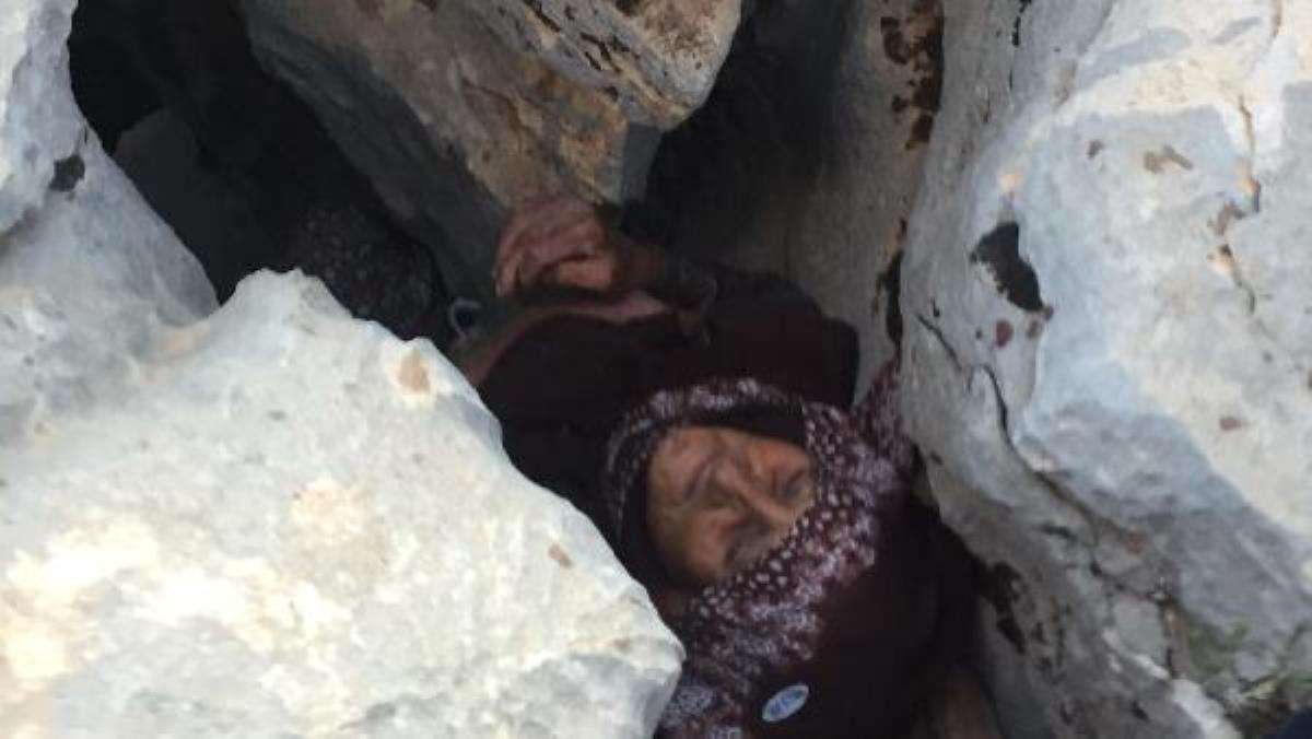 Kayalıklar arasında sıkışmış halde bulunan yaşlı kadın, kurtarılamadı