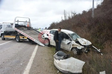 Kaygan yol kazaya sebebiyet verdi: 2 yaralı